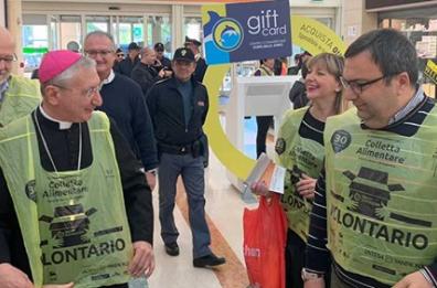 Taranto, anche operai Mittal volontari per colletta alimentare