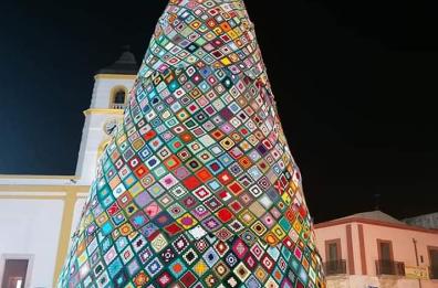 L'albero di Natale fatto all'uncinetto dalle nonnine sbarca in Puglia