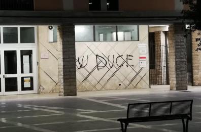 Bitetto, scrive con lo spray «W duce» sulla facciata del Comune