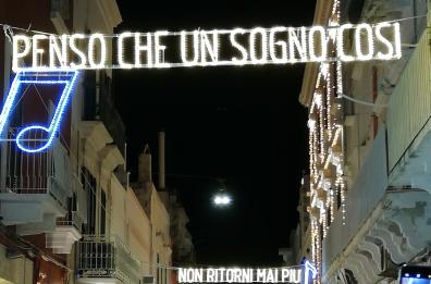 Polignano a Mare, le luci di Natale "cantano" le parole di Modugno
