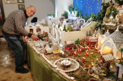 Statuette e natività: l’ex sindaco di Oria adesso è un presepista