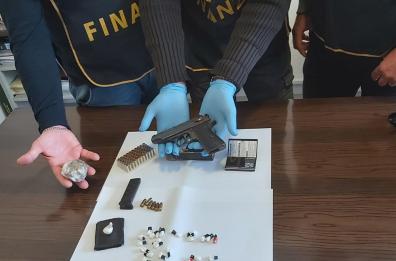 Bari, Gdf sequestra pistola e droga nascoste nell'atrio di un palazzo