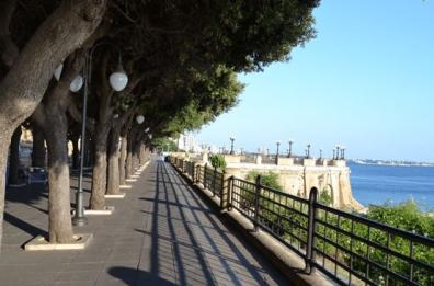 Taranto, minaccia di gettarsi dal cornicione del lungomare: salvata dalla polizia