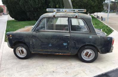 L'auto di Fantozzi spunta ad Acquaviva: addobbo natalizio o ironica trovata?
