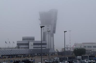 Bari, aeroporto in tilt per la nebbia: decine di voli cancellati e dirottati