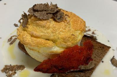 Spuma di uovo con tuorlo fondente, pane nero, pecorino e ostie di tartufo fresco