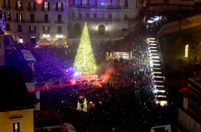Natale a Bari, si accende il mega albero  da 100mila led: dall'alto è una meraviglia