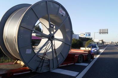 Bari, camion perde una grossa bobina sulla ss16: traffico in tilt