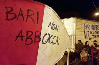 «Bari non abbocca»: così il popolo delle sardine riempie piazza Libertà. Oltre 3mila persone per strada