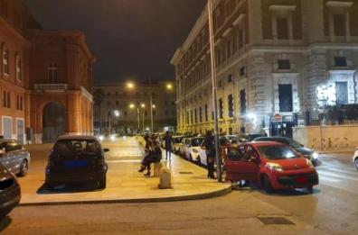 Bari, sosta selvaggia per la movida: 50 multe nella zona Umbertina