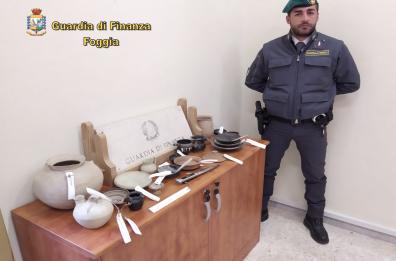 Foggia, in casa una serra di marijuana e reperti archeologici: denunciato