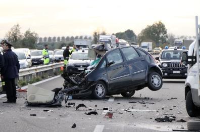 Castellaneta Marina, auto contro camion Anas: muore una donna