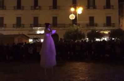 Giovinazzo, la proposta di matrimonio è in piazza con una danza sui trampoli
