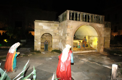 Lecce, vandali nel presepe di Piazza Duomo: pupi mutilati e imbrattati