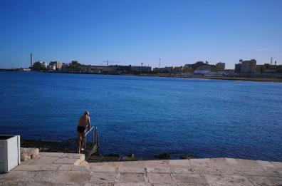 Bari, ecco il super nonno: dopo la corsa si tuffa in mare