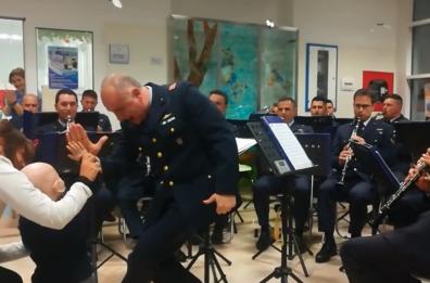 Bari, la banda dell'aeronautica suona per i bimbi malati dell'Oncologico: il video