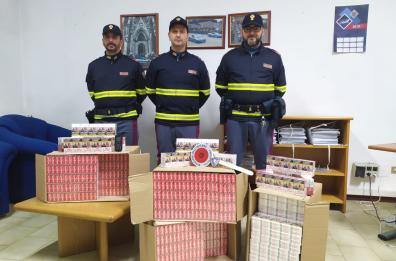 Taranto, guida ubriaco con 200 stecche di sigarette nel portabagagli: denunciato