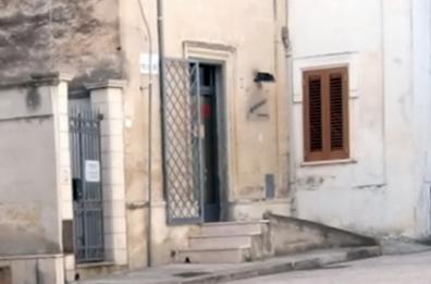 Lizzanello, colpi di pistola contro vetrina parrucchiere: indagano i cc