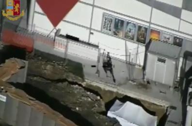 Bomba a Brindisi, le immagini dall'alto delle operazioni di disinnesco e il coordinamento