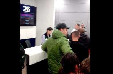 «Problemi tecnici», oltre 8 ore di ritardo sul volo Bucarest-Bari, disagi e proteste