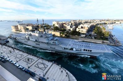 Taranto stregata dal Garibaldi: a centinaia sul lungomare per l’apertura del ponte girevole