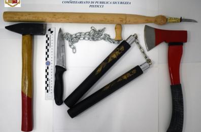 Picchiava la moglie con coltelli, asce e nunchaku: arrestato nel Materano