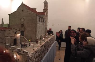 Un presepe che ricostruisce in scala la Giovinazzo del '900: c'è anche Don Tonino Bello
