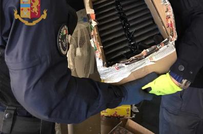 Tito, 30 kg di botti illegali scaduti sequestrati in un negozio: due denunciati