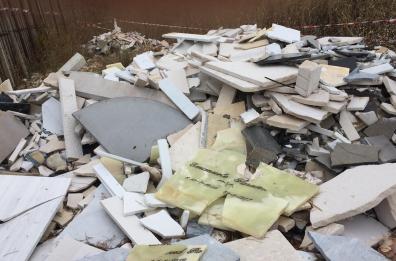 Barletta, lapidi abbandonate tra la monnezza: due denunciati 