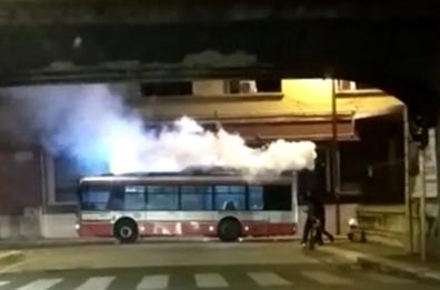 Bari, autobus a fuoco nel sottovia Quintino Sella: passeggeri evacuati