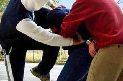 Foggia, becca ragazzo a fumare a scuola e lo invita a uscire: scatta la rissa