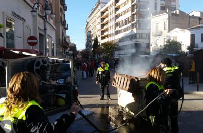 Vigilia a Foggia, in tanti in centro ma non mancano gli incivili: cassonetti dati alle fiamme
