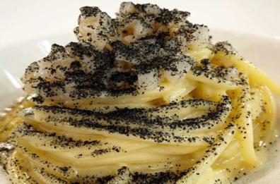 Spaghetti alla chitarra, con crema di caciocavallo podolico lucano, baccalà e polvere di olive nolca