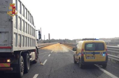 Taranto, camionista rovescia in strada 20 tonnellate di agrumi e fugge: denunciato