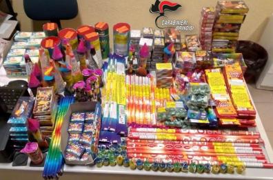 Brindisi, 15kg di fuochi d'artificio in vendita senza autorizzazione: denunciata titolare di un negozio