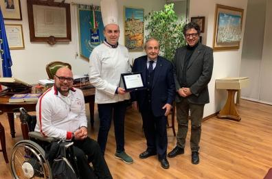 Matera, il Comune premia con una targa il pasticcere Chico, campione del mondo del settore nel 2017