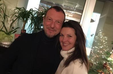 Capodanno Potenza, Amadeus si racconta: «Dopo il countdown un bacio dietro le quinte a mia moglie e mio figlio»
