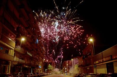 Bari, fuochi d'artificio salutano il 2020. Nel quartiere «Libertà» si incendia un balcone