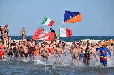 Tuffo di Capodanno: da Bari a Brindisi in centinaia sfidano il mare per festeggiare il 2020