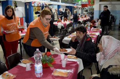 Bari, cena e pranzo degli Abbracci: centinaia di pasti serviti ai più sfortunati
