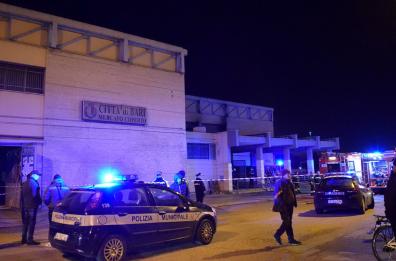 Bari, fiamme in box del mercato al quartiere San Paolo