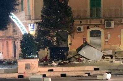 Gravina in Puglia, bomba ai piedi dell'albero di Natale in piazza: danni alle case