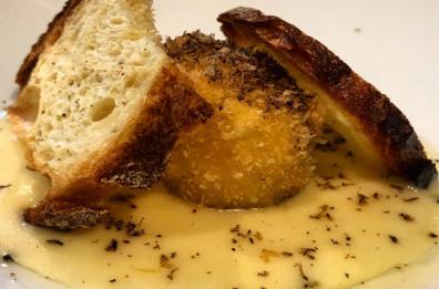 Uovo croccante con fonduta di caciocavallo e tartufo nero