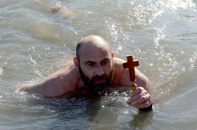 Bari, la Befana ortodossa e il rito del lancio del crocifisso in mare