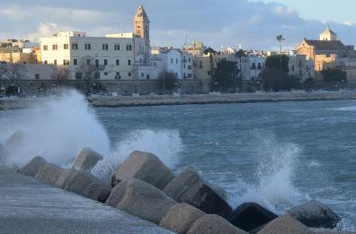 Maltempo a Bari, il mare è in tempesta: il vento in città fa crollare calcinacci