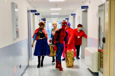 Bari, la Befana porta le calze ai piccoli pazienti dell'ospedale pediatrico