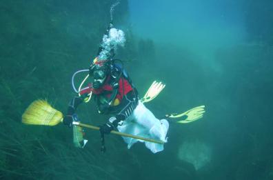 A Monopoli ecco la Befana sub: con tanto di scopa si tuffa in mare