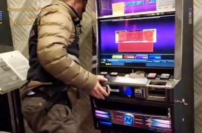 Bari, sale giochi e slot in mano ai clan: 36 arresti, sequestri per 7,5 milioni
In carcere anche un imprenditore