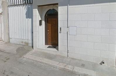 Andria, bomba distrugge portone in via Delle Rose: cresce la paura in città