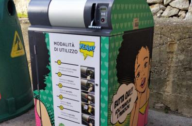 Rifiuti a Putignano, la pop art sulle isole ecologiche